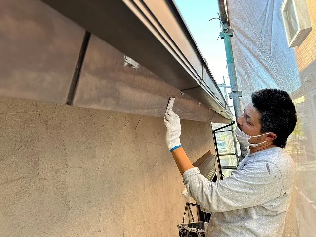 名古屋市千種区 おしゃれな洋風住宅 外壁塗装 施工例 破風塗装前 ペーパーによる足付け作業イメージ