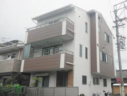 2色でまとめた　おしゃれな外壁塗装「名古屋市港区　3階建て住宅　屋根・外壁塗装　施工例」　イメージ
