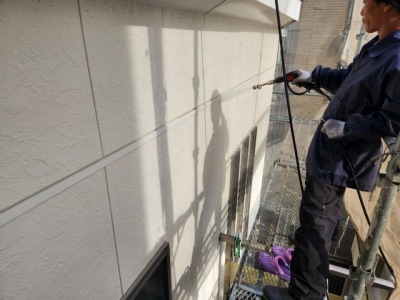 名古屋市西区 おしゃれなシンブルモダン住宅 外壁塗装 施工例 外壁塗装前の高圧洗浄イメージ