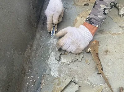 名古屋市東区 賃貸マンション ツートンカラー外壁塗装 施工例 脆弱な防水塗膜の撤去作業 イメージ