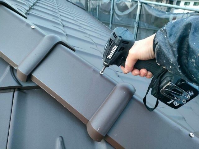 名古屋市守山区 おしゃれなダブルトーン外壁塗装 施工例 屋根のビス締め補修 イメージ