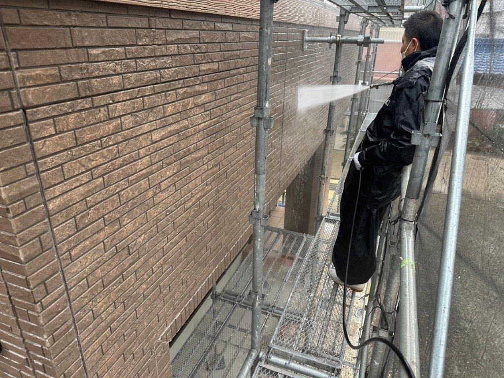 名古屋市守山区 おしゃれなダブルトーン外壁塗装 施工例 高圧洗浄作業中 イメージ