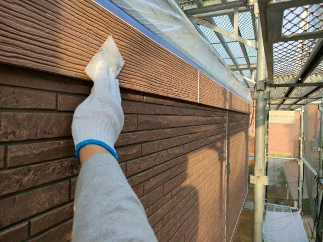 名古屋市守山区 おしゃれなダブルトーン外壁塗装 施工例 ペーパー足付け作業 イメージ
