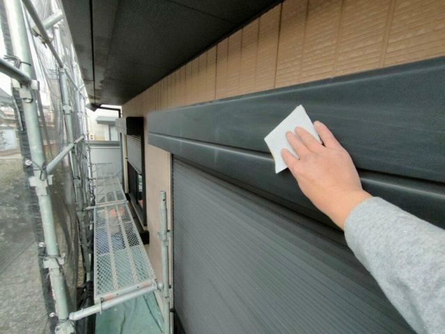 刈谷市 ミサワホーム 屋根 外壁塗装 施工例 シャッタ―ボックス塗装前 サンドぺーパー下地調整 イメージ