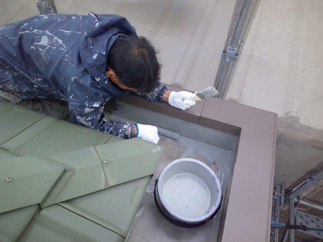清須市 南欧風 賃貸アパート 外壁塗装 施工例 パラペット塗装上塗り イメージ