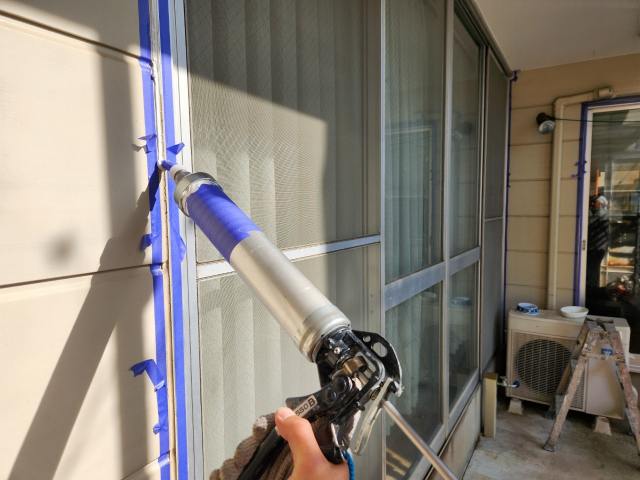 名古屋市西区 アクセントカラーがおしゃれな 外壁塗装 施工例 サッシ廻り シーリング打ち替え イメージ
