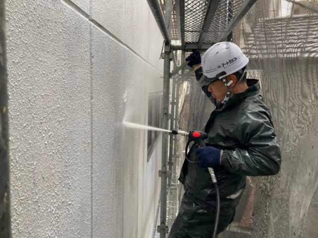 名古屋市中区 3階建てビル ツートンカラー 外壁塗装 施工例 外壁塗装前 高圧洗浄作業中 イメージ