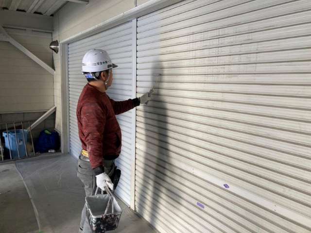 名古屋市中区 3階建てビル ツートンカラー 外壁塗装 施工例 シャッタ―ボックス塗装 下塗り イメージ