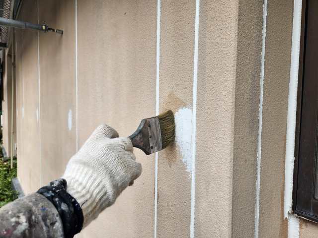 常滑市 「尾張桂新堂本舗」様 外壁修繕塗装 施工例 外壁下塗り イメージ