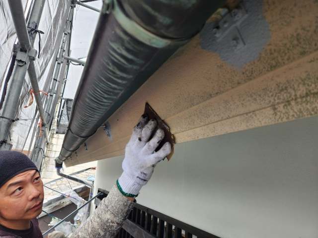 常滑市 「尾張桂新堂本舗」様 外壁修繕塗装 施工例 ケレン作業 イメージ
