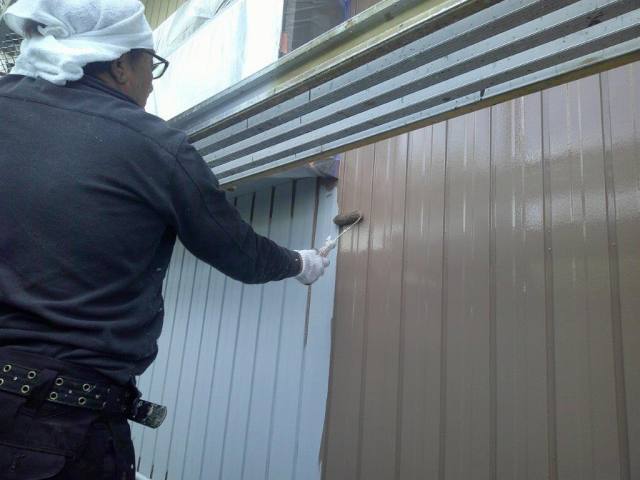 小牧市 上品なベージュ系 和風住宅 外壁塗装 施工例 角波トタン外壁の上塗り イメージ