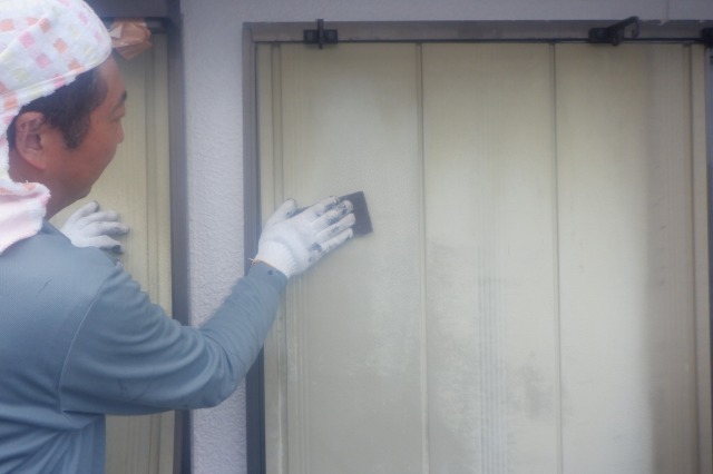 名古屋市南区　モダン和風住宅　外壁塗装　施工例　戸袋塗装前　ケレン作業　イメージ