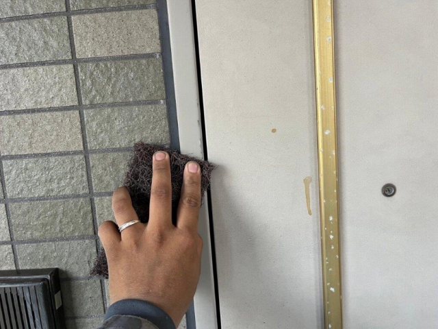 名古屋市中区 賃貸マンション「グリーンハウス」様 外壁塗装 施工例 玄関ドア塗装前ケレン作業 イメージ