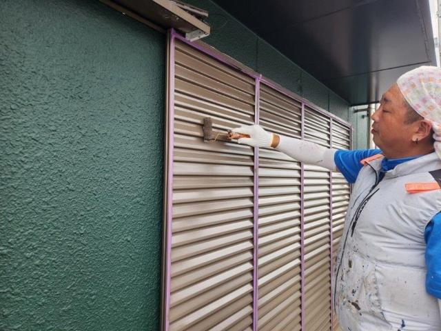 名古屋市東区　グリーン系　モダン住宅外壁塗装　施工例　雨戸上塗り　イメージ