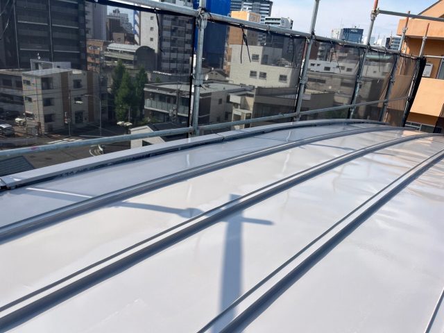 名古屋市中区　賃貸アマンション「グリーンハウス」様　外壁塗装　施工例　瓦棒屋根塗装完成　イメージ