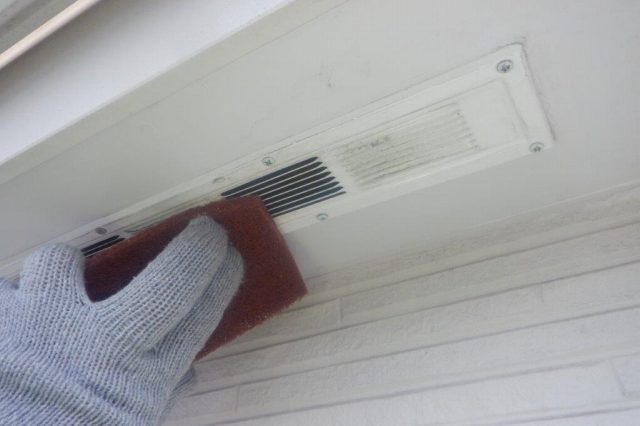 名古屋市北区 ペパーミント系 洋風住宅 外壁塗装 施工例 軒換気口ケレン作業 イメージ