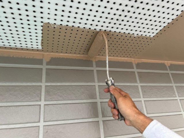 尾張旭市 モダン住宅 グレー系 外壁多彩仕上げ塗装 施工例 軒天塗装上塗り1回目 イメージ