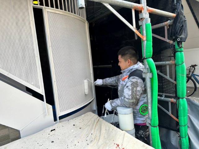 名古屋市中区 賃貸アマンション「グリーンハウス」様 外壁塗装 施工例 パンチングメタル下塗り イメージ