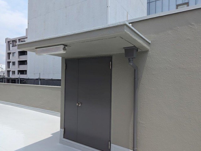 千種区　グレー系　ビル外壁修繕塗装　施工例　屋上スチールドア　施工後　イメージ