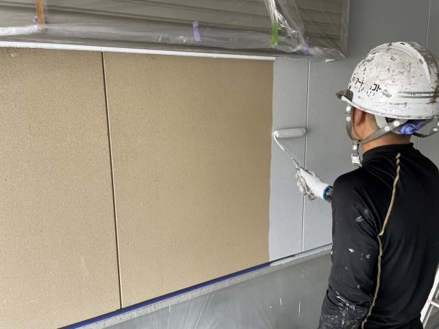 千種区 モノトーン系 モダン住宅 外壁塗装 施工例 駐車場壁面下塗り イメージ