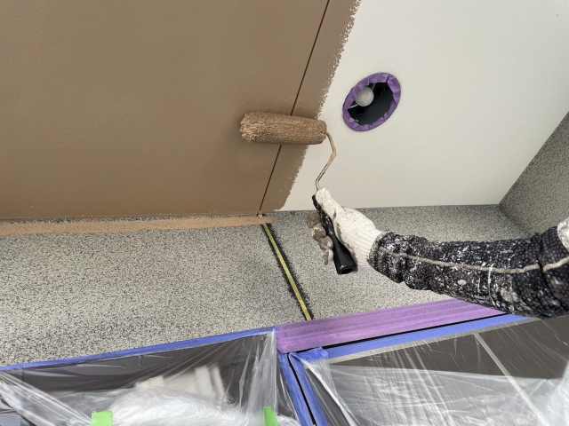 千種区 モノトーン系 モダン住宅 外壁塗装 施工例 軒天塗装上塗り1回目 イメージ