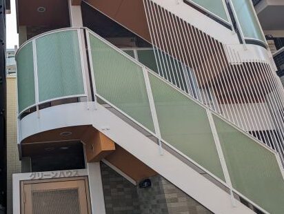名古屋市中区　賃貸アマンション「グリーンハウス」様　外壁塗装　施工例　鉄骨階段塗装完成　イメージ