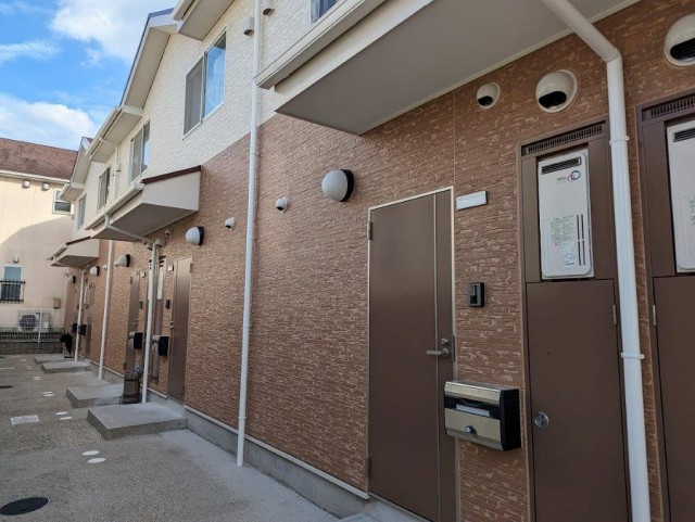 守山区　賃貸アパート　多彩仕上げ　外壁塗装　施工例　玄関ドア、庇、軒など　施工後　イメージ