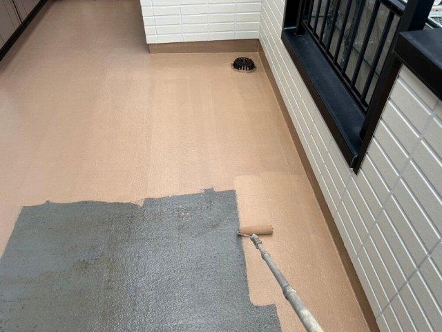 尾張旭市 モダン住宅 グレー系 外壁多彩仕上げ塗装 施工例 ベランダFRP防水上塗り1回目 イメージ