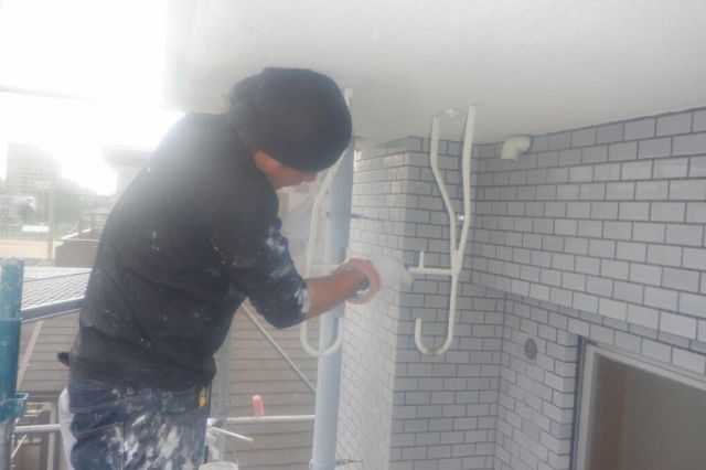 名古屋市東区 賃貸マンション「上村ビル」様 外壁塗装 施工例 物干し金物ケレン作業 イメージ