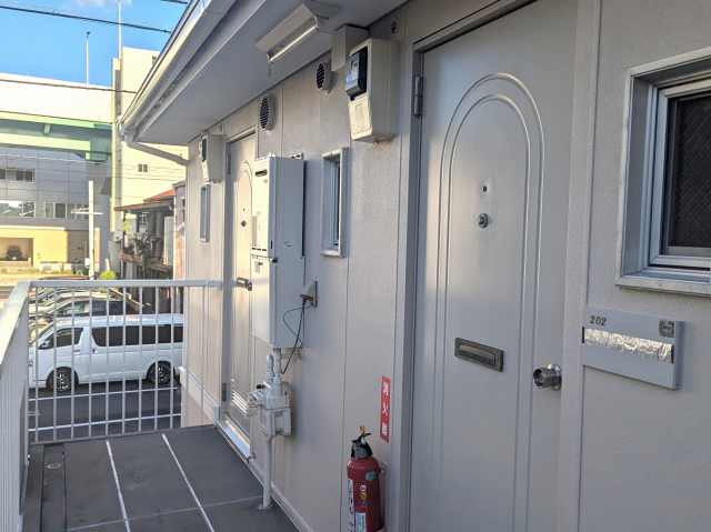 名古屋市北区　賃貸アパート「メゾンひかり」様　外壁塗装　施工例　２階外壁　玄関ドア　メーターボックスなど付帯部塗装完成　イメージ