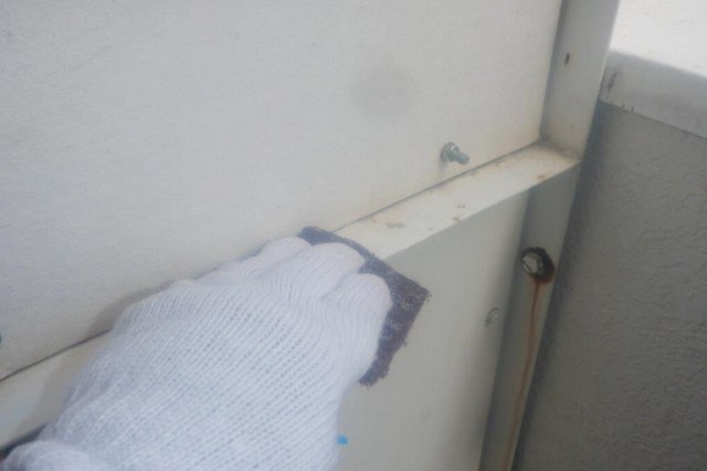 名古屋市東区 賃貸マンション「上村ビル」様 外壁塗装 施工例 隔て板枠塗装前ケレン作業 イメージ