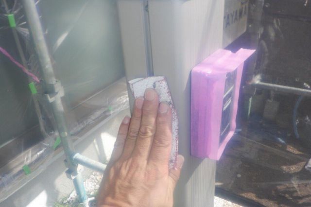 名古屋市昭和区 シンプルモダン住宅 外壁塗装 施工例 門柱塗装前ケレン作業 イメージ