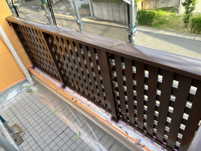 天白区　オレンジ系　南欧風住宅　外壁塗装　施工例　ベランダ手摺り塗装完成　イメージ