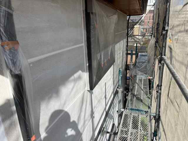 小牧市 黄土色系 シンプルモダン住宅 外壁塗装 施工例 養生と外壁塗装下塗り完成 イメージ