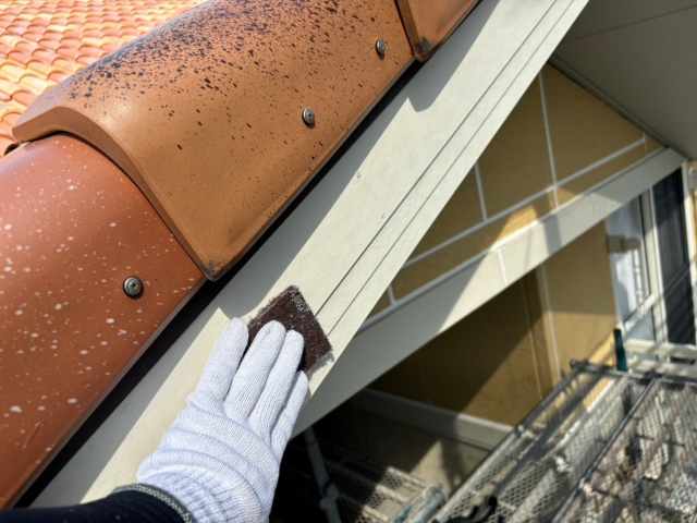 長久手市 大和ハウス 賃貸アパート 外壁塗装 施工例 破風塗装前ケレン作業 イメージ