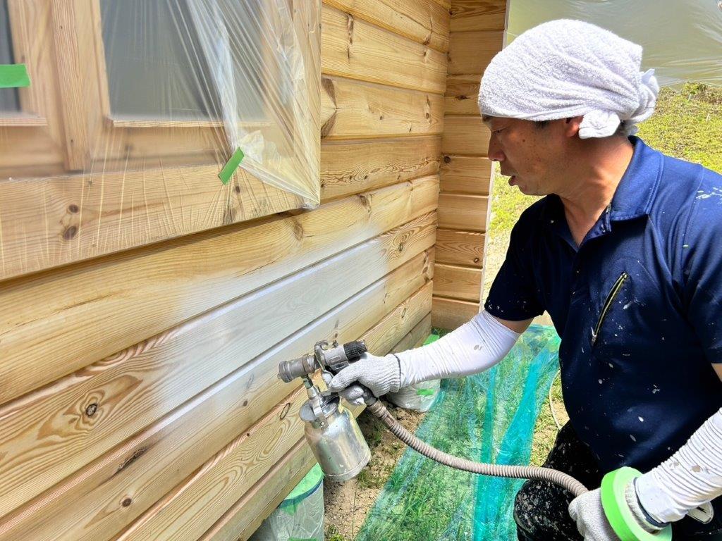 桑名市　ログハウス　外壁塗装　施工例　外壁塗装下塗り　イメージ