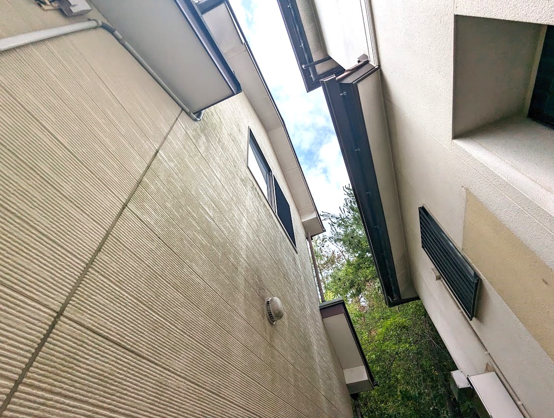 瀬戸市 かわいい洋風住宅 屋根 外壁塗装 施工例 外壁塗装前汚れとカビ イメージ
