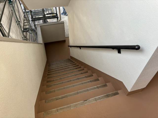 春日井市　賃貸マンション　第二オカハイツ　外壁塗装　施工例　共用廊下、階段塗装　完成　イメージ