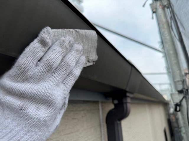 瑞穂区　ツートンカラー　店舗　外壁塗装　樋塗装前ケレン作業　イメージ