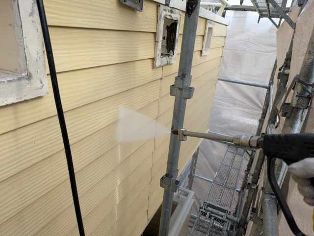 守山区 イエロー系 カントリー住宅 外壁塗装 施工例 高圧洗浄作業 イメージ
