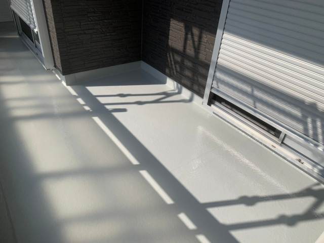瑞穂区　ホワイト×アンティークブラック系　外壁塗装　施工例　ベランダ防水塗装完成　イメージ