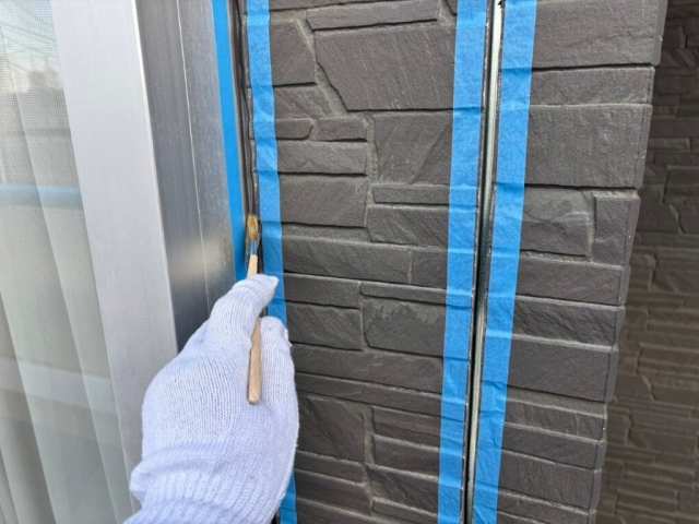 瑞穂区 ホワイト×アンティークブラック系 外壁塗装 施工例 シーリング材充填前プライマー塗布 イメージ
