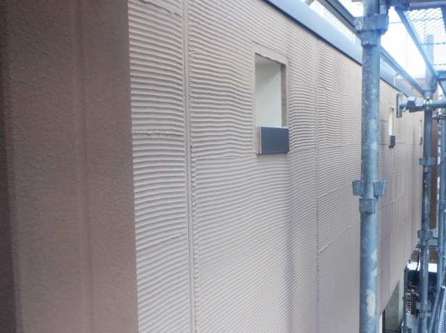 桑名市　東新住建　ブラウン×ベージュ系　外壁塗装　施工例　ベランダジョリパット外壁塗装完成　イメージ