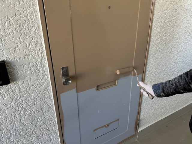 春日井市 賃貸マンション 第二オカハイツ 外壁塗装 施工例 玄関ドア塗装 イメージ