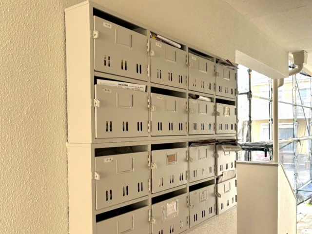 春日井市　賃貸マンション　第二オカハイツ　外壁塗装　施工例　集合ポスト塗装完成　イメージ