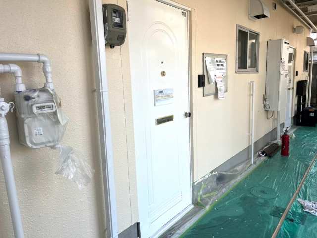 名古屋市中川区　ベージュ系　賃貸アパート外壁塗装　施工例　玄関ドア・共用廊下壁面塗装　完成　イメージ
