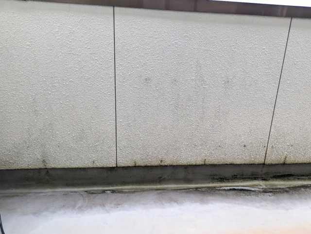 名古屋市北区 明るいベージュ系 和モダン住宅 外壁塗装 施工例 ベランダ内壁塗装前の苔などの汚れ イメージ