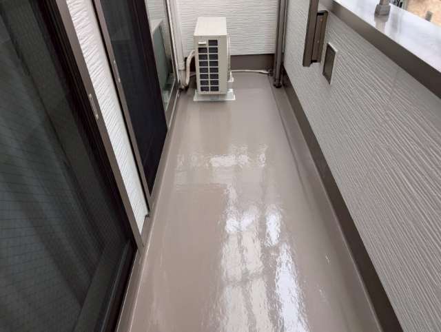 名東区　ホワイト系　洋風住宅　外壁塗装　施工例　ベランダFRP防水塗装後　イメージ