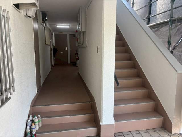 春日井市　賃貸マンション　外壁塗装　施工例　共用廊下・階段・階段袖壁塗装　完成　イメージ