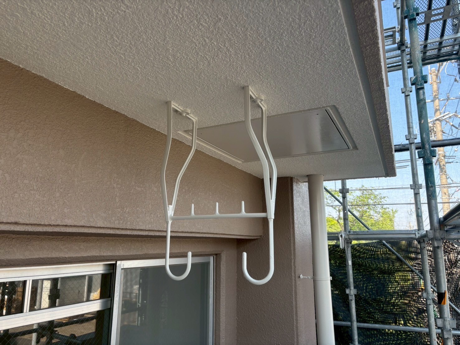春日井市　賃貸マンション　外壁塗装　施工例　ベランダ外壁・軒天・物干し金具塗装　完成　イメージ